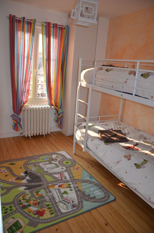 La chambre enfants et ses lits superposés.