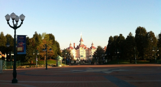 L'esplanade d'accès à Disney